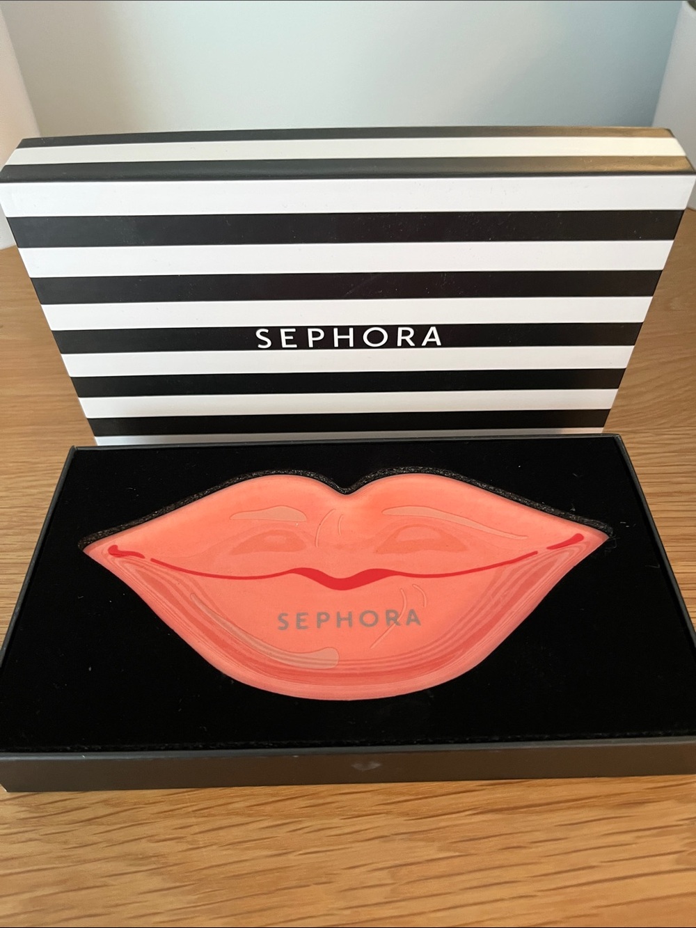 Sephora Coral Lip-Shaped Vanity Tray in Black and Coral